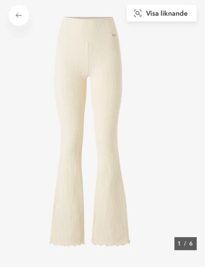 Vita ribbade flare leggings Aim'n - Snygga vita ribbade leggings från Aim'n med utsvängda ben och hög midja. Tillverkade i ett stretchigt material som sitter bekvämt och formar sig efter kroppen. Perfekta för en trendig och avslappnad stil.