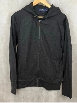 Mörkgrå cardigan från Polo Ralph Lauren - Fet mörkgrå Cardigan från Ralph lauren i riktigt fint skick / 9/10 skick / storlek M / 100% autentisk / kontakta via intresse eller annat och pris kan alltid diskuteras!🙏