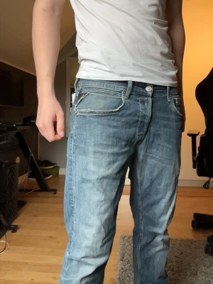 Blåa replay jeans  - Hej, säljer nu dessa replay jeans i w33-L30. Dessa är ett par grower, bra skick å fina slitningar. Säljer endast för 350kr, hör av er vid frågor och sådant.