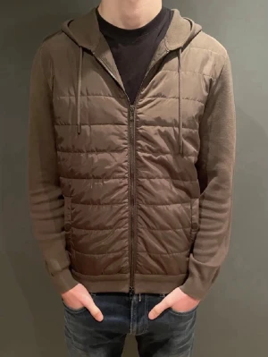 Cardigan grön - Sjukt fet grönbrun Massimo dutti cardigan perfekt för våren. Använd fåtal gånger. Passar M-L. 200 kr vid snabb affär.