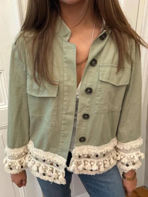 Grön jacka med fransar - Säljer denna super snygga gröna jackan ifrån zara. Den har världens finaste detaljer på ärmen o midjan o är i toppen skick perfekt inför våren!   #vintage #boho #filippamontan #gron #jacket #jacka #fransar #zara #zarawoman #sthlmstil #sthlm