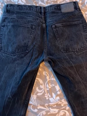 Svarta lager157 jeans  - Säljer ett par svarta lager jeans med storlek W33 L30 regular fit.