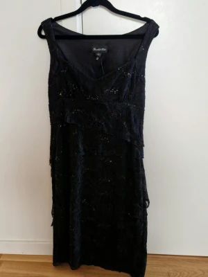 Svart klänning - Bra skick, säljer då den var för stor för mig. Storlek US 8 vilket motsvarar en europeisk medium (40).