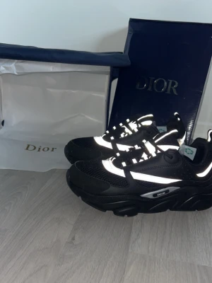 Riktigt snygga svarta skor från Zara - Riktigt sköna och snygga skor från zara. Med Lysande mönstrar. Perfekt till sommaren riktigt schyssta.