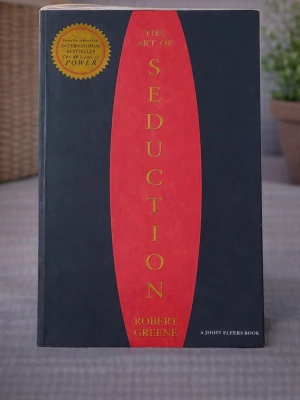 The Art of Seduction (Brand new, in English) - Skick: Helt ny bok. Omslag: Pappercover. Storlek: standard (inte pocket). Förpackning: I sitt originala plastomslag. Från: Stockholm. Snabb leverans inom Sverige.