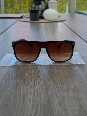 Bruna solglasögon - Stiliga solglasögon med brunt tonat glas, liknar ray-bans boyfriend modell fast till ett schystare pris. Perfekta för sommaren och för att lyfta fram din outfit🕶️🔥