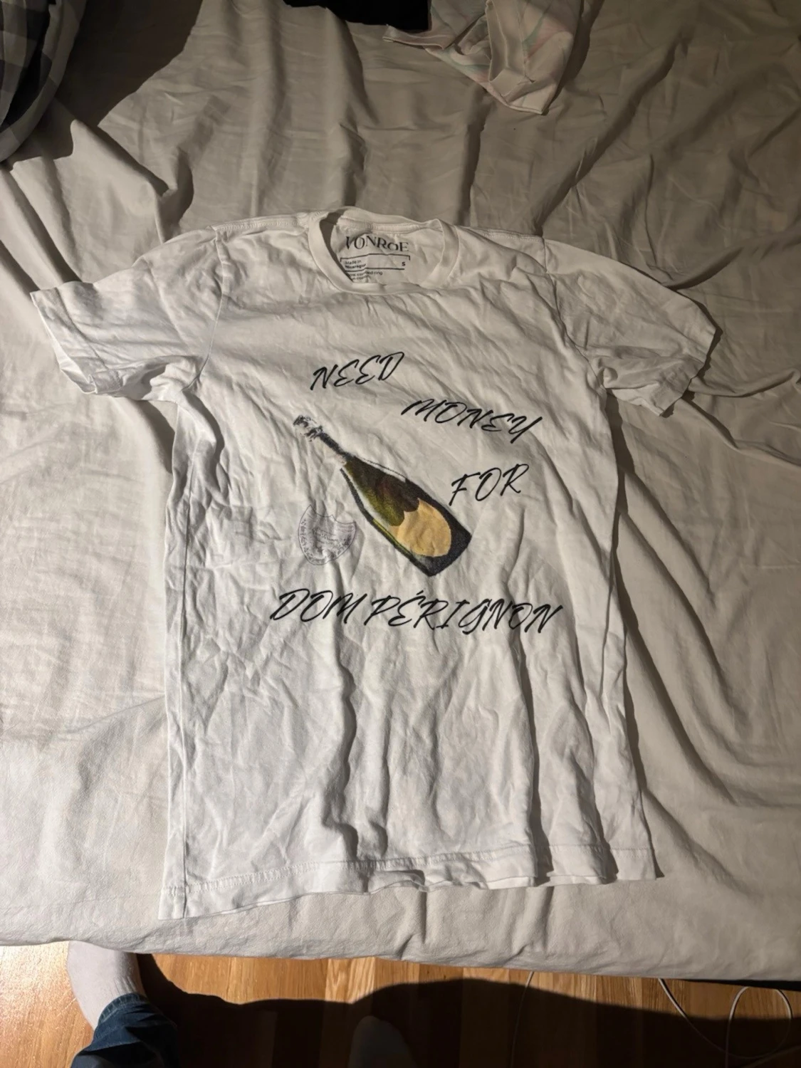 Vit t-shirt med Dom Perignon-tryck