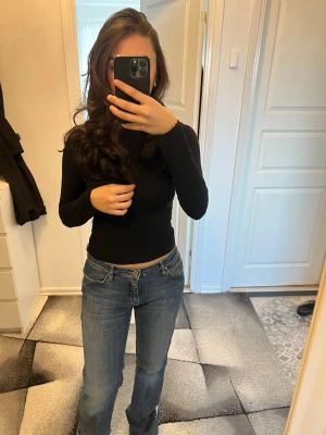 Blå bootcut jeans med broderad ficka - Säljer ett par blå bootcut jeans med snygg broderad detalj på bakfickan. Jeansen har klassisk femficksdesign och normal midja. Perfekta för dig som gillar en avslappnad men trendig stil. Materialet är denim. Jeansen kommer passa till alla tillfällen. Står inte storlek på de men jag brukar ha XS/S på jeans och dessa sitter så bra. Jag har bara använt jeansen en gång men är lite för långa för mig. 