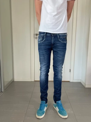 Replay Anbass Jeans  - Säljer nu dessa Replay Anbass Jeans, W28 o L30, skriv för fler bilder/frågor🙌🏼