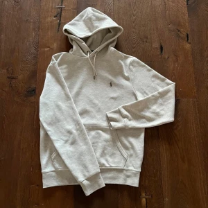 Beige Ralph lauren hoodie - Säljer nu en autentisk beige Ralph lauren hoodie som knapp är använd.  Vid fler bilder eller frågor kom dm😁