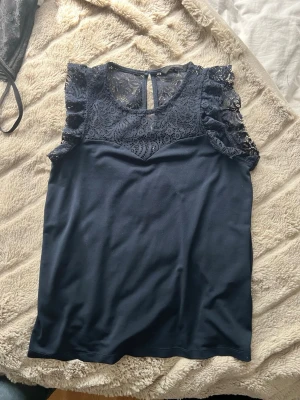 Jätte fin topp från Vero Moda  - Denna fina topp är perfekt inför sommaren då den är väldigt luftig och har spets längst upp | Har ärvt den av min kusin men har själv knappast använt den | Storlek Xs | Kom pm om ni har fler frågor💕