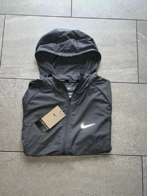 Nike windbreaker  - Helt ny vindjacka/rengjacka. Perfekt för sköna dagar så slipper man den tjocka dunjackan.