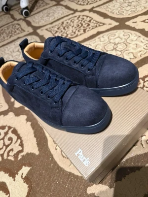  Christian Louboutin - Snygga mörkblå sneakers i mocka från Christian Louboutin. Helt nya, aldrig använda! Bästa kvalite! Fraktas efter köp🚛