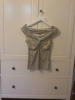 Prickig topp - Jättefin offshoulder topp med svarta prickar 