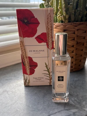 Jo Malone Poppy & Barley Cologne - Fräsch och elegant parfym från Jo Malone, Poppy & Barley Cologne. Flaskan är genomskinlig med silverfärgat lock och stilren etikett. Kommer i en snygg förpackning med vallmoblommor och veteax. Perfekt för dig som gillar blommiga och fräscha dofter. 30ml, endast testad 