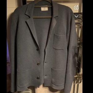 Grå kavaj från Bläck  - Säljer denna kavaj/kofta från bläck riktigt fet. Storlek M i fint skick.