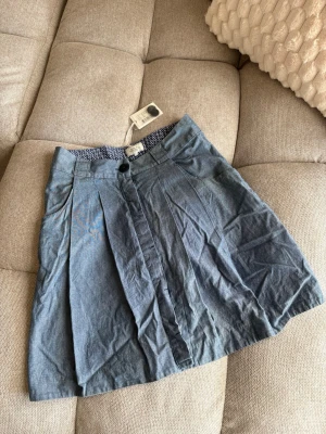 Blå kjol med knappar  - Oanvänd 