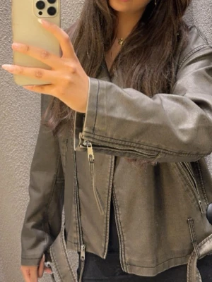 Skinnjacka från Gina Tricot - Säljer denna skinnjackan ifrån Gina tricot eftersom den inte kommer till användning längre, har bara använt den max 5ggr så den är nästan som helt ny. Storlek S men oversized💕