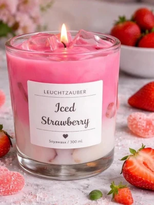 Doftljus Iced Strawberry i glas - Säljer ett snyggt doftljus i glasburk från Leuchtzauber med doft av jordgubb. Ljuset är rosa och vitt, har dekorativa isbitar på toppen och rymmer 300 ml sojavax. Perfekt för att skapa mysig stämning i rummet.