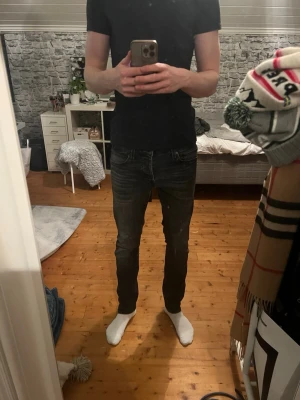 Jack & Jones slim fit glenn - Säljer dessa slimfit glenn jeans i size W30 L32 i bra skick. Fin wash, jag är 185 cm lång väger 68 kg för uppskattning. Kom dm vid funderingar eller frågor!