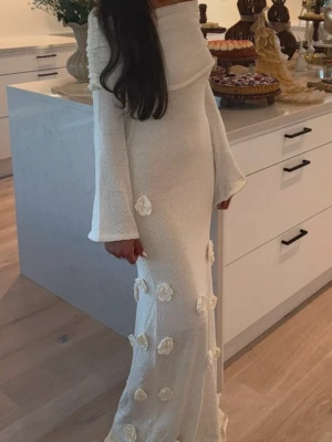 Vit långklänning med offshoulder - Meshki Kiki dress. Ancänd endast en gång