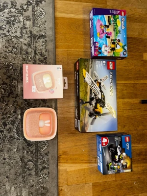 Helt nya saker till paketpris billigt - Jag säljer dessa nya Lego och nattlampa/klocka tillsammans super billigt allt är nytt och jag betalade över 1000 kr för allt.men säljer för bara 350 kr 