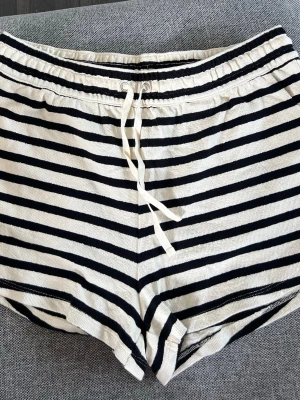 Mjuka shorts  - I nyskick, bara provade och tvättade en gång. Storlek L. Beige och svarta. 