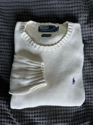 Polo Ralph Lauren stickad tröja  - Säljer en vit/krämvit stickad tröja från Polo Ralph Lauren. Den är använd men har inga större defekter, lite nopprig. Skickar oftast inom ett dygn. Köp gärna bundle för rabatt.