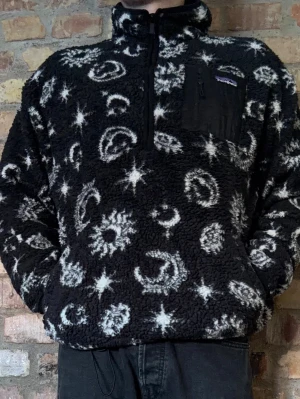 Vintage Patagonia - "Moon & Stars" - Fleece Jacket - Size L (Fits M/L) - Vintage Patagonia-jacka från 00-90s. Mycket bra skick utan fläckar eller hål.  Size L, passar M-L. Half zip. 
