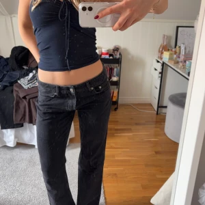 Svarta raka jeans med låg midja - Säljer ett par svarta jeans med låg midja och raka ben. Jeansen är tillverkade i ett mjukt denimtyg. De är nästan aldrig använda och i modellen ”icon” från Lager 157!