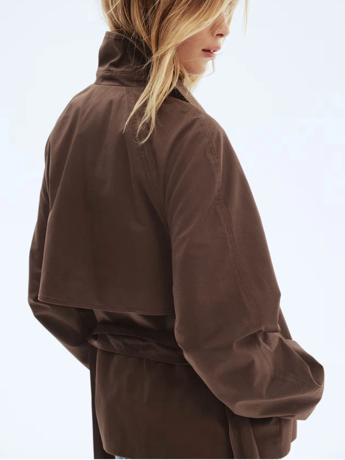 Kort brun trenchcoat med bälte - 2