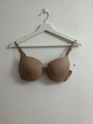 Beige push-up bh  - Knappt använd bara legat i garderoben, storlek 75C