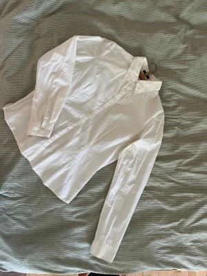Vit klassisk skjorta från redoute creation - Snygg vit skjorta med lång ärm och klassisk krage. Skjortan har en figurnära passform och lite puffiga armar. 