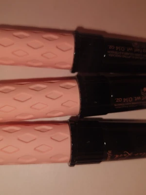 Benefit Roller Lash Mascara rosa - Säljer Benefit Roller Lash Mascara med snyggt ljusrosa handtag med diamantmönster och svart hylsa. Perfekt för att lyfta och separera fransarna