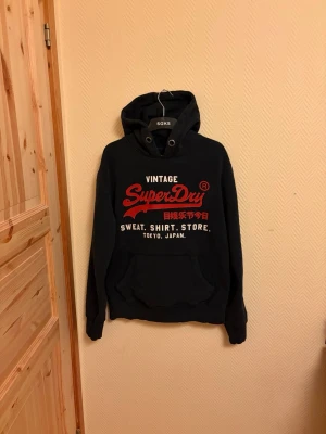 Vintage Superdry Hoodie  - En väldigt snygg vintage Superdry Hoodie i väldigt fint skick! Skulle säga 8/10 | Storlek L | 🤩                    Skriv vid mera frågor/bilder 💬