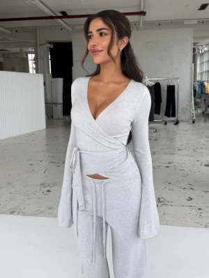 Ljusgrått loungewear set omlott - Superfin topp från Venderbys! Jättemysigt material som sitter så fint! 