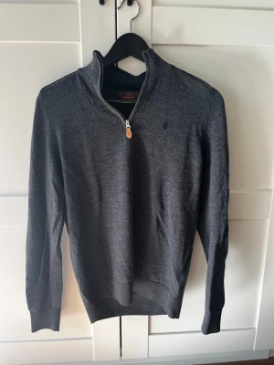 Mörkgrå halvzip-tröja från Morris - Mörkgrå halvzip-tröja från märket Morris. Tröjan är så gott som ny och har inga defekter. Perfekt inför våren och över skjortor. Hör av er kring frågor!