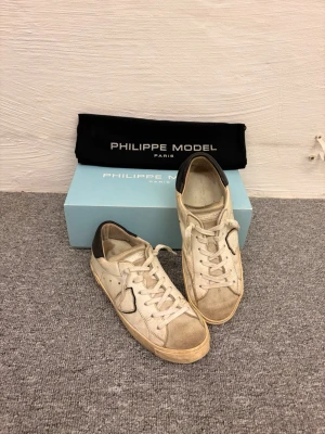 Philippe Model - |Pris går att diskuteras| Philippe Model skor i storlek 40. Säljer dessa skor då dom inte passar mer.
