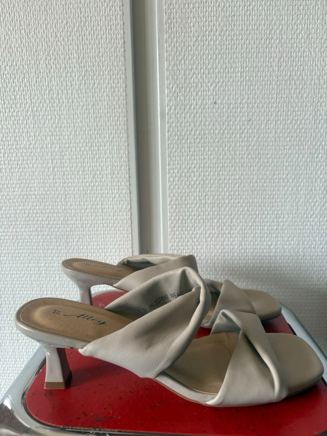 Beige slip-in pumps från Alley - 3