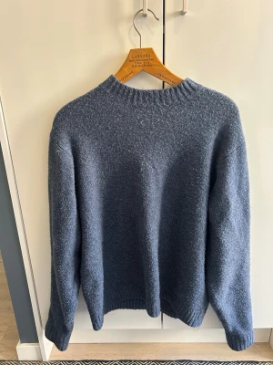 Uniqlo stickad tröja - Stickad tröja från uniqlo. Mycket bra skick. Fin blå färg. Storlek S, passar även M. Skriv om du har frågor eller vill diskutera priset(: 