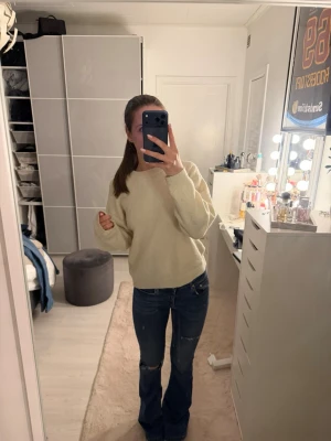 Blå bootcut jeans med slitningar - Säljer ett par blå bootcut jeans med slitningar på båda benen. Från zara, ganska lågmidjade, slitna längst ner. Storlek 36💕