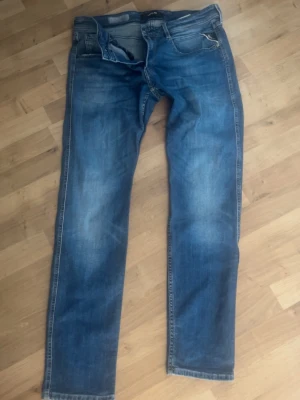 Blå replay slim fit jeans - Säljer ett par klassiska blå replay jeans i slim fit-modell. Jeansen har fem fickor, dragkedja och knapp, Perfekta för en avslappnad och trendig look.