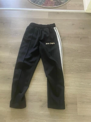 Palm angels  - Båda för 650 arans 350 för byxorna och 400 för shortsen, byxorna M shortsen L