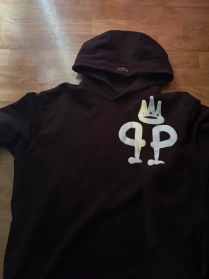 Svart PP hoodie  - Säljer nu en snygg philipp plein hoodie vi mer fråga skriv privat 🫡