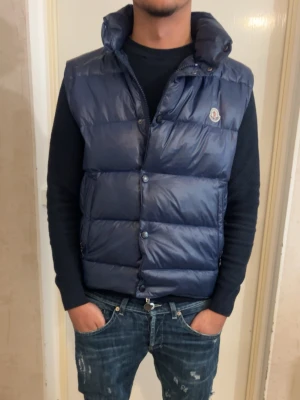 Moncler Väst Magliapolo - Riktigt Fint skick! Storlek 1/s, Nypris 9000, Givetvis autentisk, köpt från vongreven för några månader sen. Endast 2099