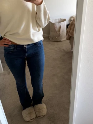 Only jeans tall - Fina jeans från only i tall modell, de är i stl M och längd 34, inga mer defekter än de slitningarna längst ner som ni ser på bilden!! skriv vid frågor 💕