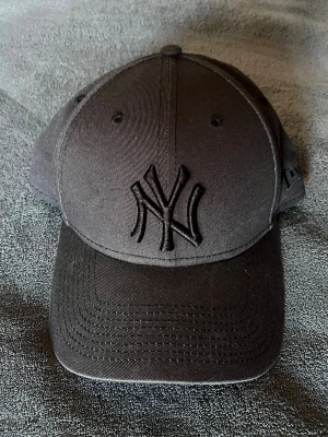 New Era - NEW YORK YANKEES keps - Säljer en svart New York Yankees keps från New Era i one size. I nyskick, endast använd ett fåtal gånger.