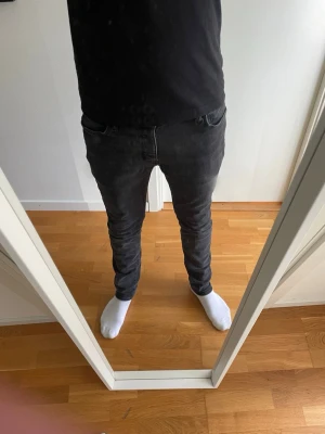 Svarta  jeans från Neuw (Lou slim) nypris 1499 - Säljer ett par svarta  jeans från Neuw. Jeansen är perfekta för en trendig och avslappnad stil. Storlek 30/32. Nypris ligger på 1499/ halva priset här 699