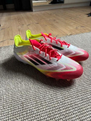 Adidas F50 Elite  - Säljer ett par snygga Adidas F50 Elite skor i storlek 43 1/3. Skorna är endast använda i 5 minuter då de var för små.
