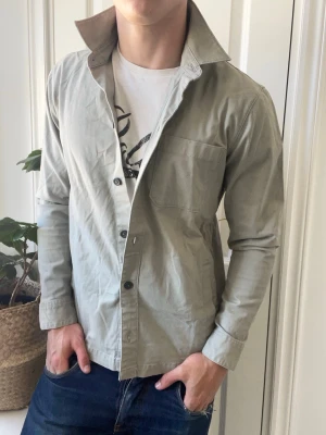 Hollister overshirt  - Hollister overshirt - sjukt najs. Lite ostruken, Inga defekter! Modellen i bilderna är 180 cm 75 kg och bär Storlek S , Kom med frågor! 🌟 (Kan gå ned i pris vid köp av paket 😉) 